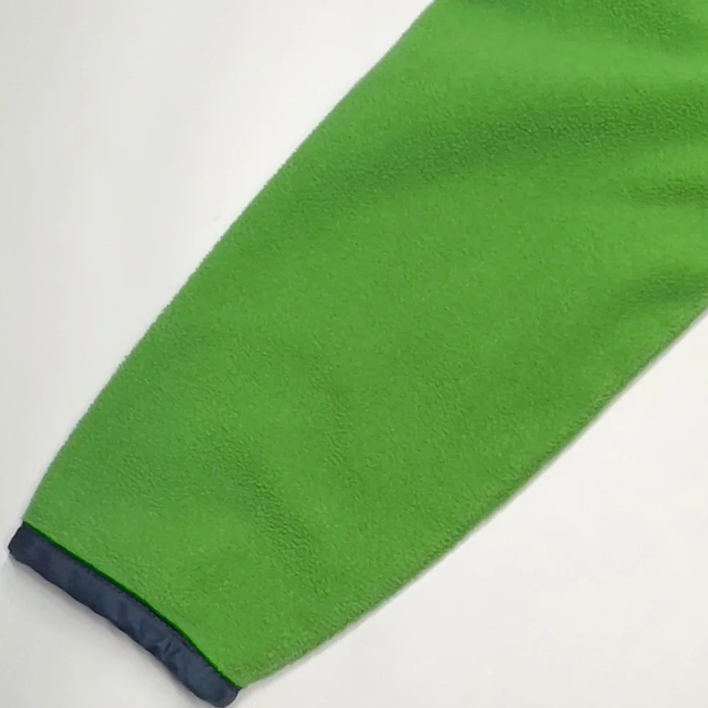 Columbia 2T Green Child’s Lightweight Hooded Jacket. Front pockets